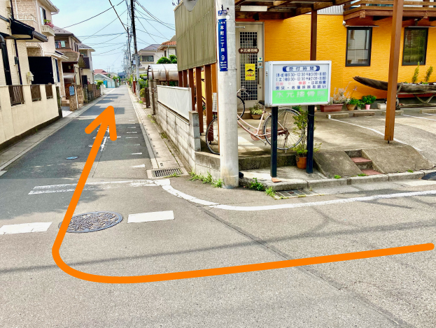 徒歩1分の所に、駐車場が有ります。そこの真ん中辺りの電柱が目印です。